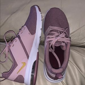 Women’s 7 1/2 Brand New Never Worn Nike.